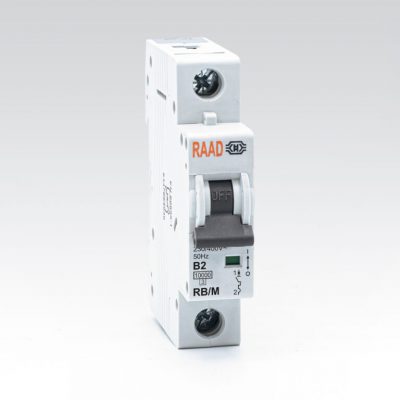 کلید مینیاتوری یا همان MCB مخفف واژه Miniature Circuit Breaker یک کلید الکترومکانیکی خودکار می باشد و تجهیزی است که مصرف کننده را هم در برابر خطای اتصال کوتاه و هم جریان اضافه بار حفاظت می کند و اصطلاحا به آن حفاظت مغناطیسی و حفاظت حرارتی می گویند. طریقه عملکرد کلید مینیاتوری عملکرد الکترومغناطیسی همان طور که می دانیم اتصال کوتاه یک نوع خطا است که در صورت وقوع آن جریان بسیار بالایی از مدار عبور می نماید و این جریان بسیار زیاد سبب ایجاد حرارت بسیار بالا و شوک به مدار می گردد و گاها سبب آتش سوزی و از بین رفتن مدار و مصرف کننده می گردد. از این رو الزام است تجهیزی جهت تشخیص و حفاظت از مدار جهت جدا کردن قسمت آسیب دیده از سالم به کار برده شود. کلید مینیاتوری این جریان اتصال کوتاه را از طریق یک سیم پیچ با تعداد دور کم و قطر زیاد تشخیص می دهد.